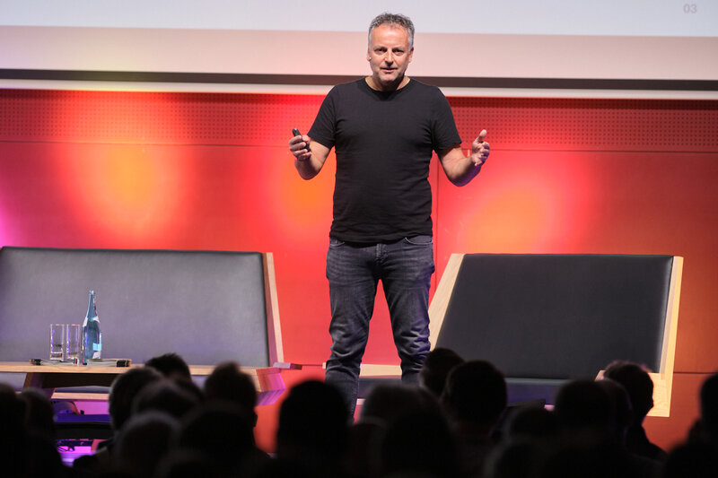 Reiner Kurzhals als Speaker auf der Bühne beim 15. Internationalen Symposium Restrukturierung 2026