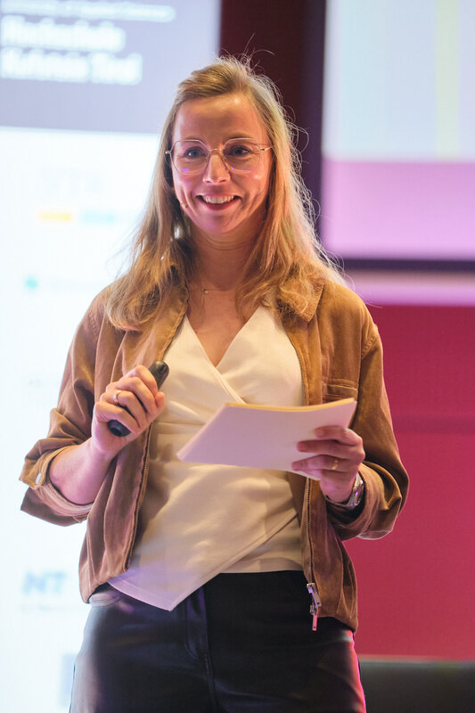 Lisa Kraft-Scheiderer als Speakerin auf der Bühne beim 15. Internationalen Symposium Restrukturierung 2026