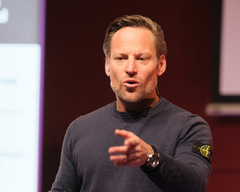 Johannes Pracher als Speaker auf der Bühne beim 15. Internationalen Symposium Restrukturierung 2026