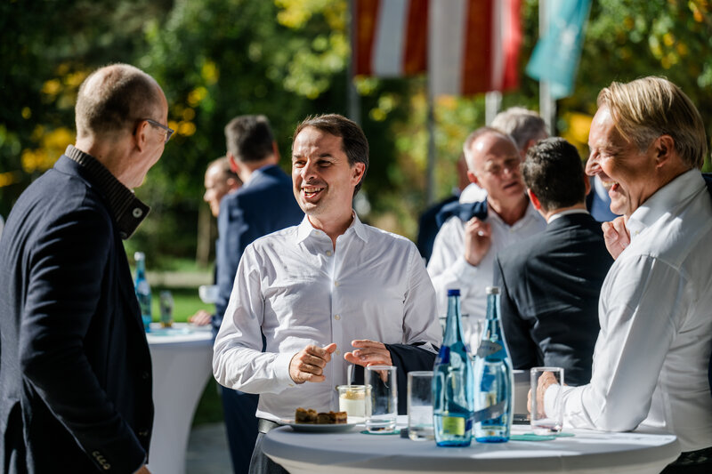 Teilnehmende im Gespräch bei einer Outdoor-Netzwerkpause