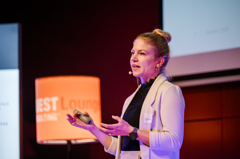 Kristiina Coenen als Referentin auf der Bühne beim 12. Symposium Restrukturierung an der HOK