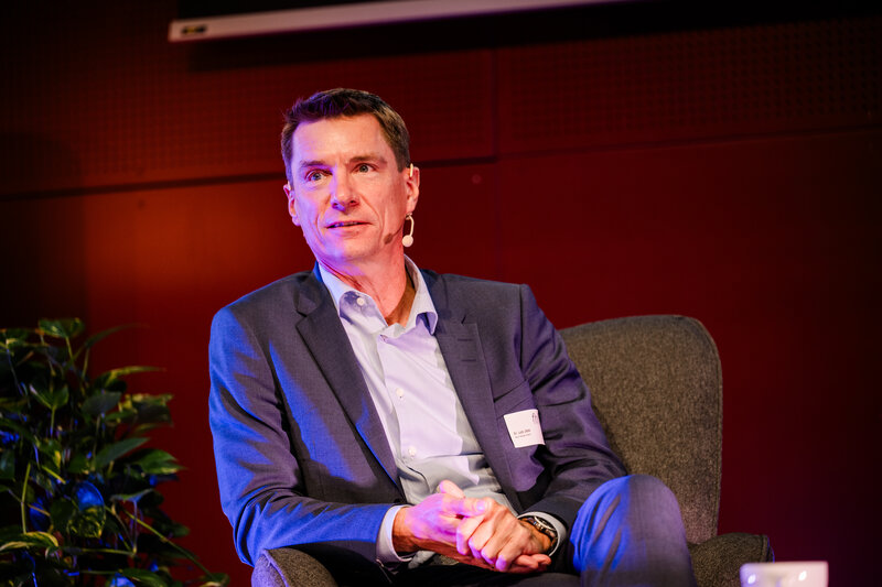 Dr. Lutz Jaede als Panelteilnehmender beim 12. Symposium Restrukturierung auf der Bühne der HOK